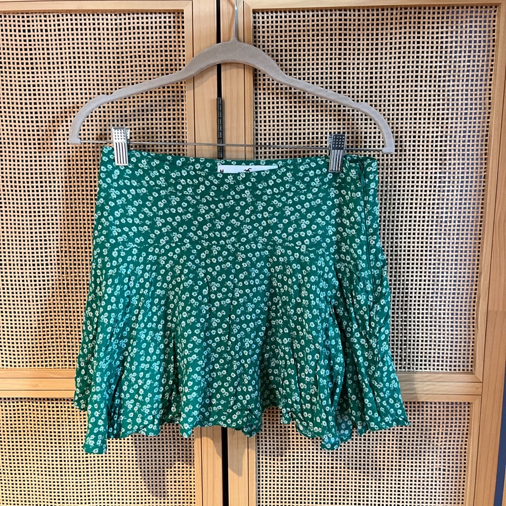 Hollister Women’s M Green Floral Skort